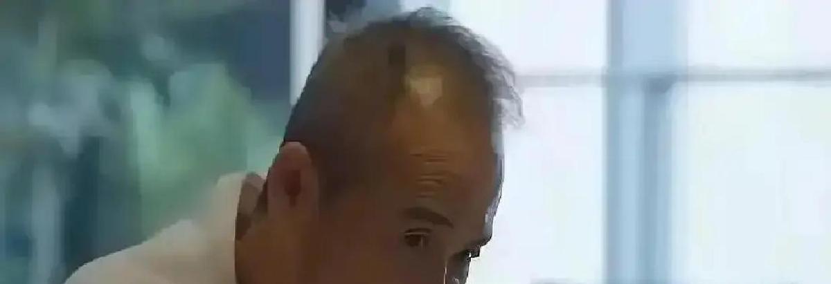 凌晨发暧昧文案，三小时后晒晨跑照？
这根本不是感情问题，是标准的合伙人默契。72