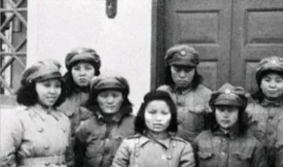 1942年，7名女译电员被日军包围，兽性大发的鬼子见她们年轻貌美，正要上前侮辱。