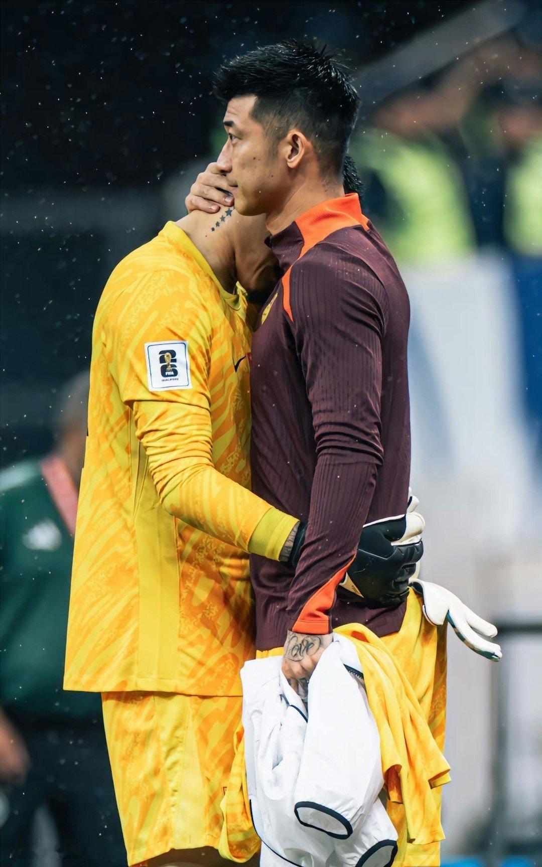 #王大雷说国足不配拥有这么多球迷#  世预赛18强赛第2轮，国足主场1-2遭10