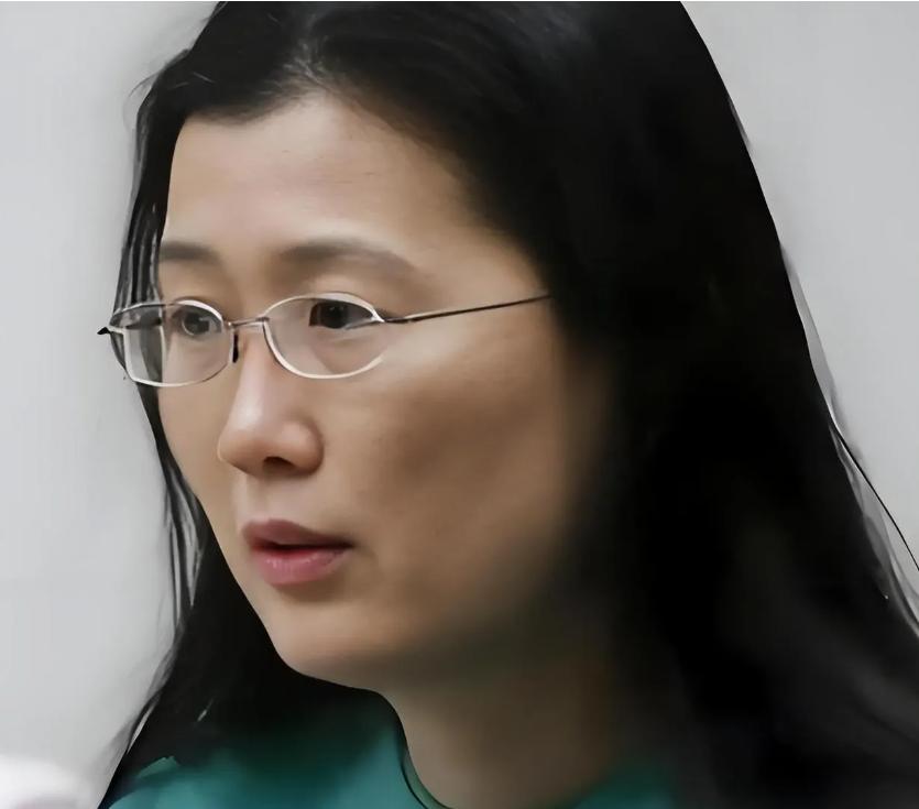 北大化学才女李天乐：潜伏在顶级药企十年，她利用职务之便，将其清华丈夫一点点“熬”