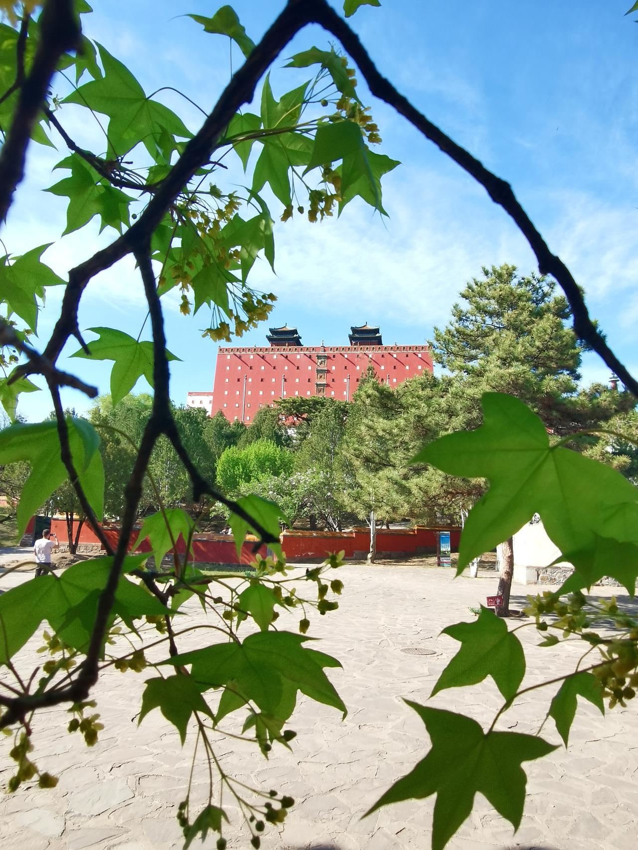 承德旅游，最有名的景区是避暑山庄，但最有看点的应该是外八庙。

“承德回来不看庙