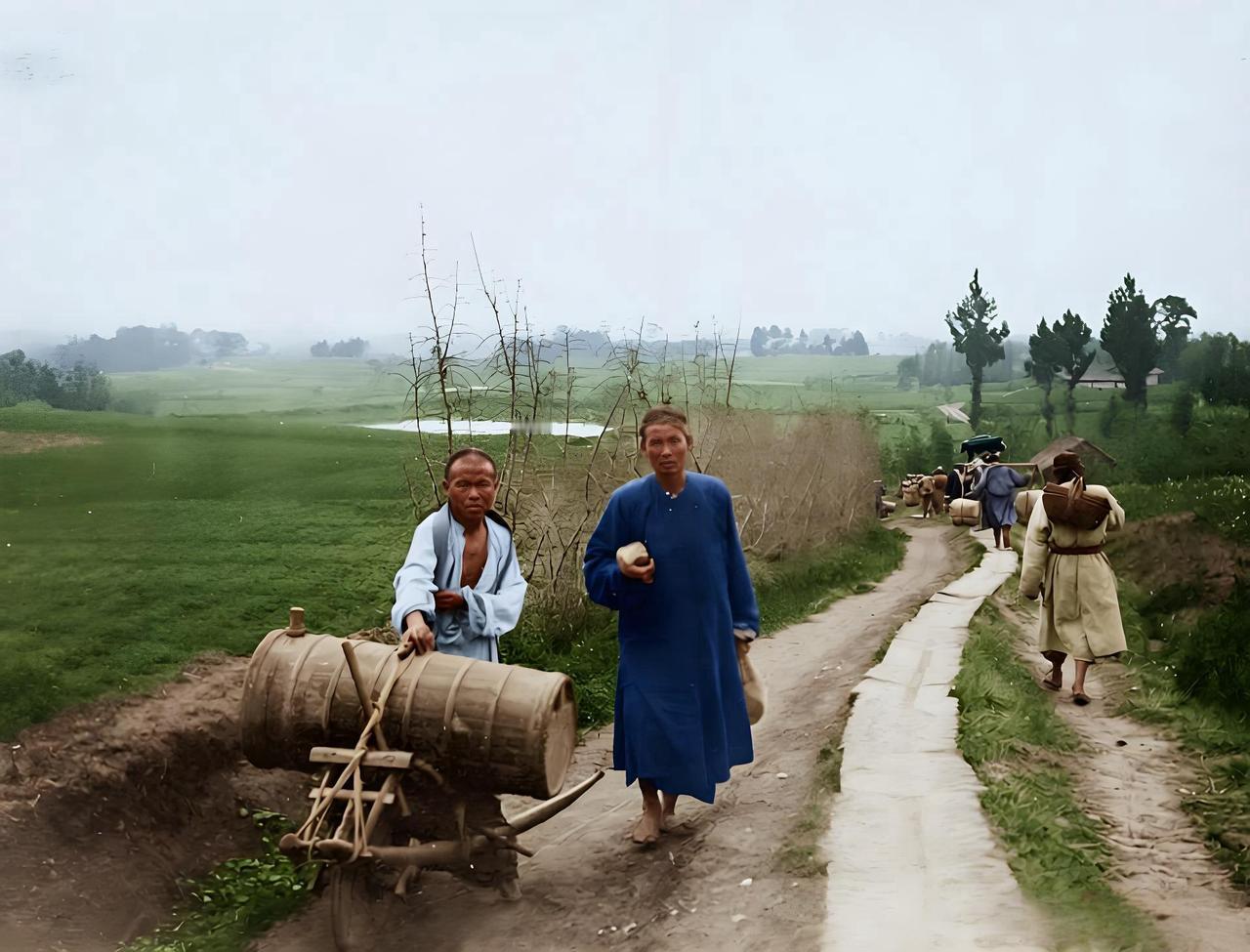 1909年4月成都郊外，泥泞与石板拼接的乡间小路上，一位裹着短褂的粪夫正推着独轮