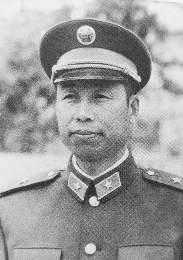 两山轮战期间，我军曾犯过一次错误，导致战士伤亡很多，最终部队主官被取消提拔。
 
