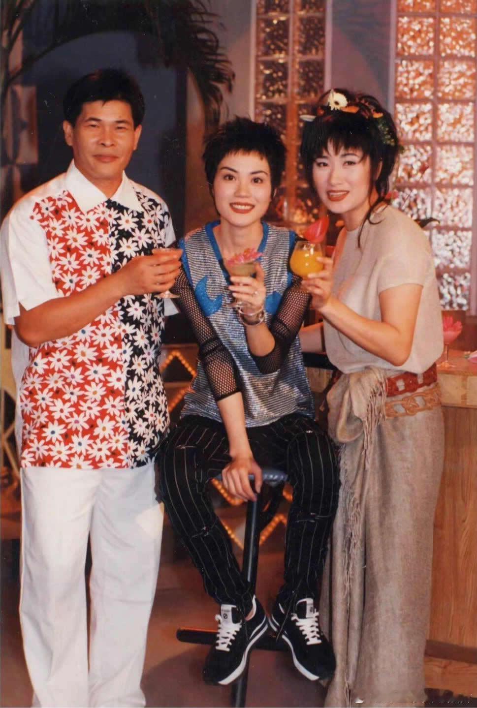 王菲旁边的两位你认出来了吗 