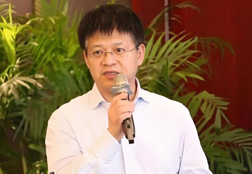 他升任某运营商集团部门总经理！这可是实权部门！
今天要恭喜一个运营商二级领导就任