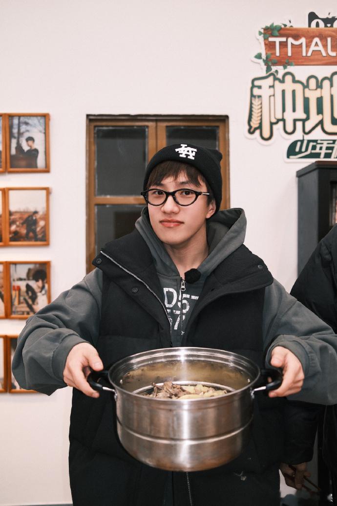 王一珩分享羊杂碎  王一珩做的羊杂碎 家人们，看到王一珩做的羊杂碎，我已经被馋得