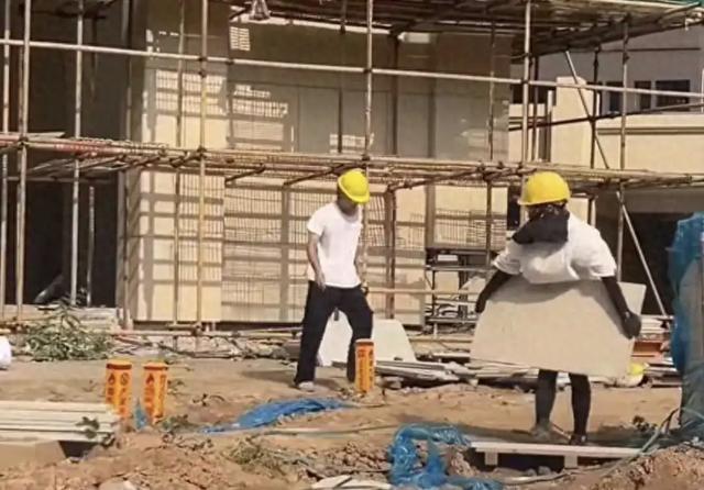 2023年5月的北京城郊，工地的铁皮棚被正午的太阳晒得发烫。画家子衿抱着画板路过