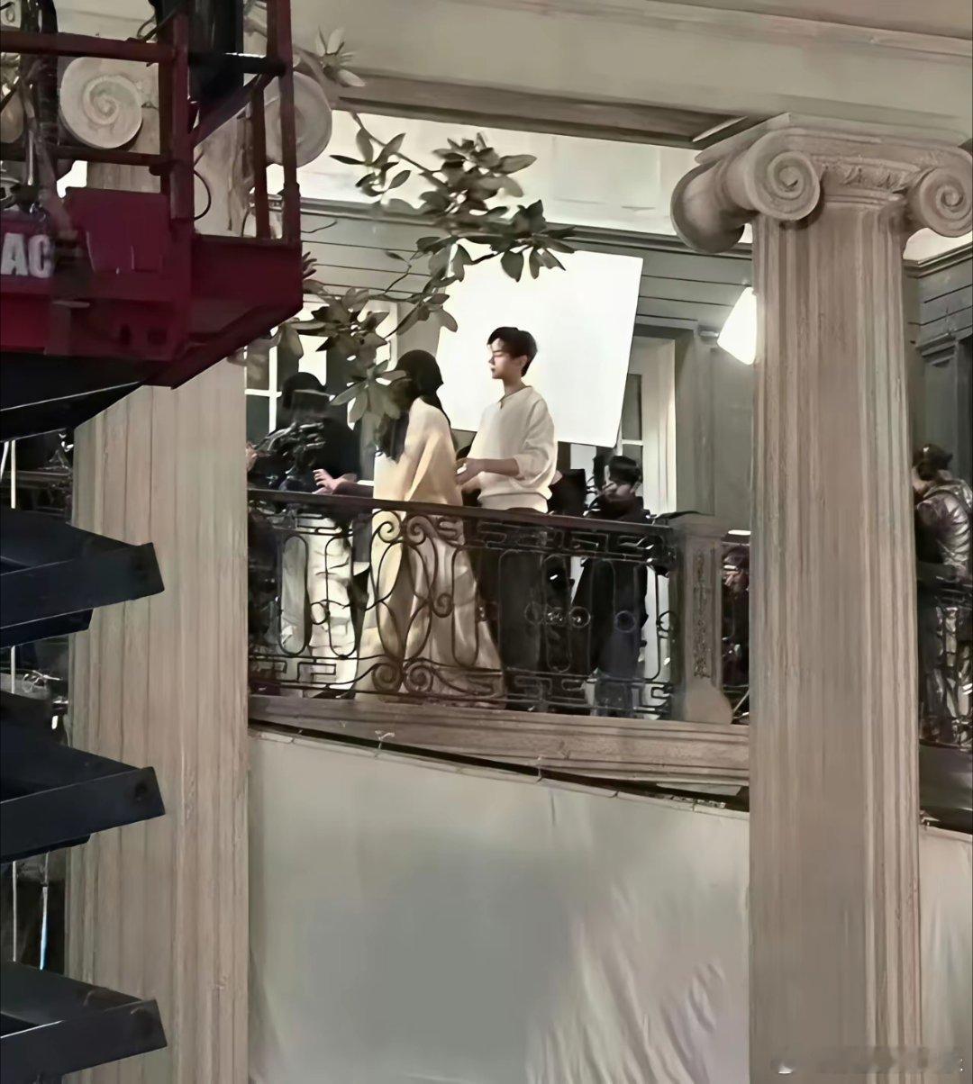 李现和张婧仪官宣了，但全网都在骂男二常华森。开机宴上，李现直接把张婧仪护在身后。