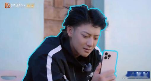 黄子韬掌握了男友生存法则 黄子韬在视频通话时耐心等着徐艺洋挂电话，体贴到极致！他