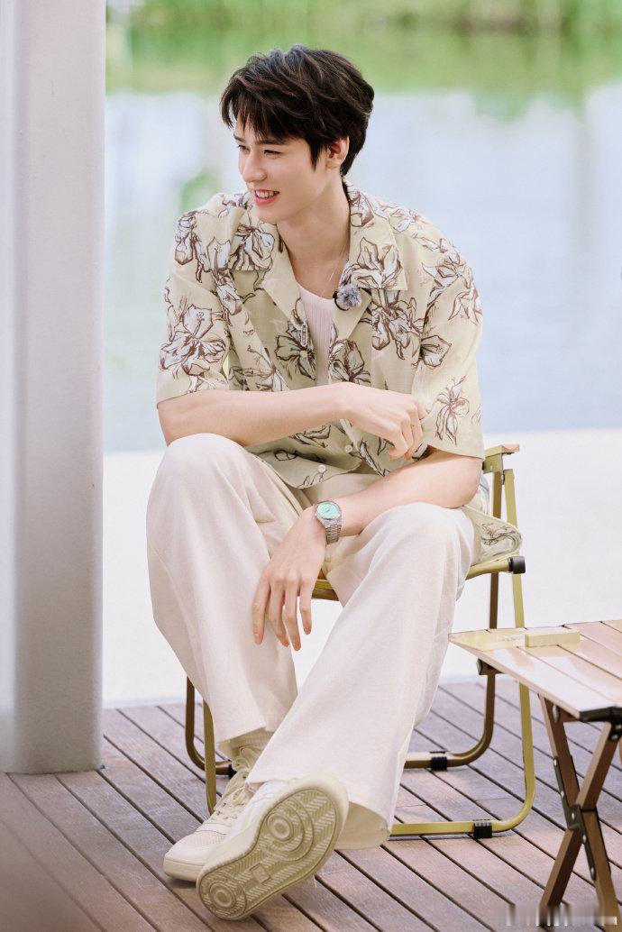 花少导演探班龚俊花少导演李超亲自探班龚俊，从开机花篮到探班下午茶，这波操作直接把
