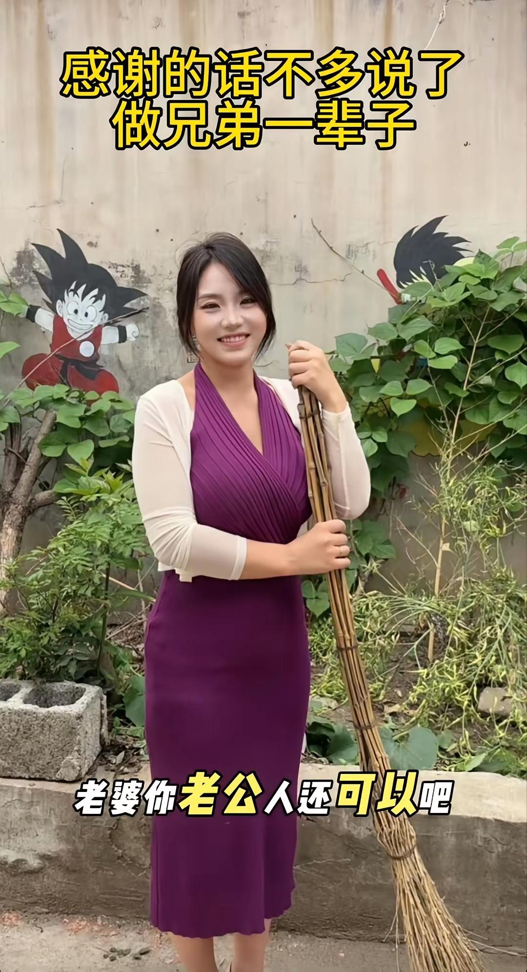 农家小院的日常，有时候充满了让人哭笑不得的烟火趣味。院墙边上画着卡通壁画，院里杂