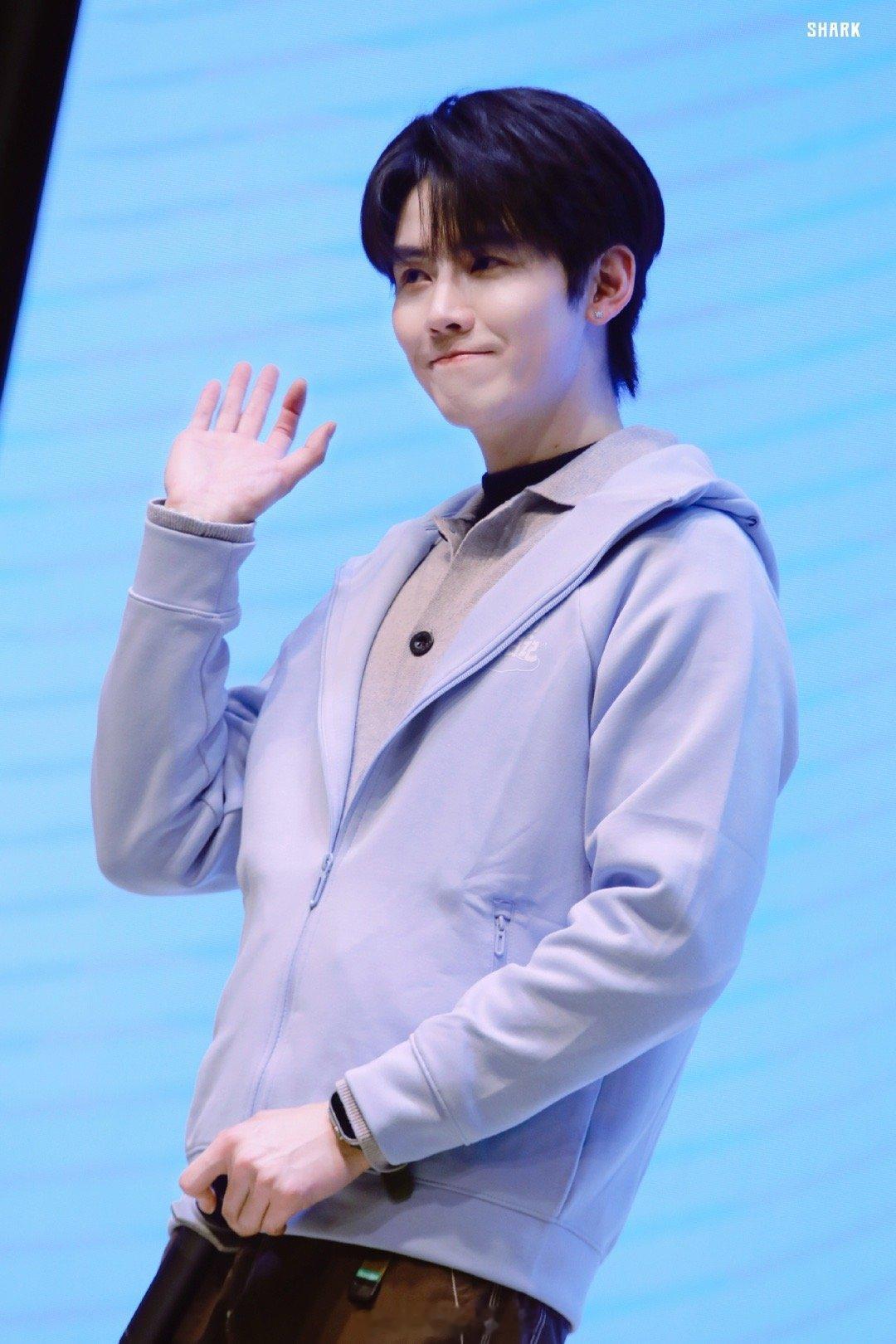 任豪公路文男主上线谁家公路文男主自己走进现实了啊！看他坐在车厢里聊拍摄，每一句话