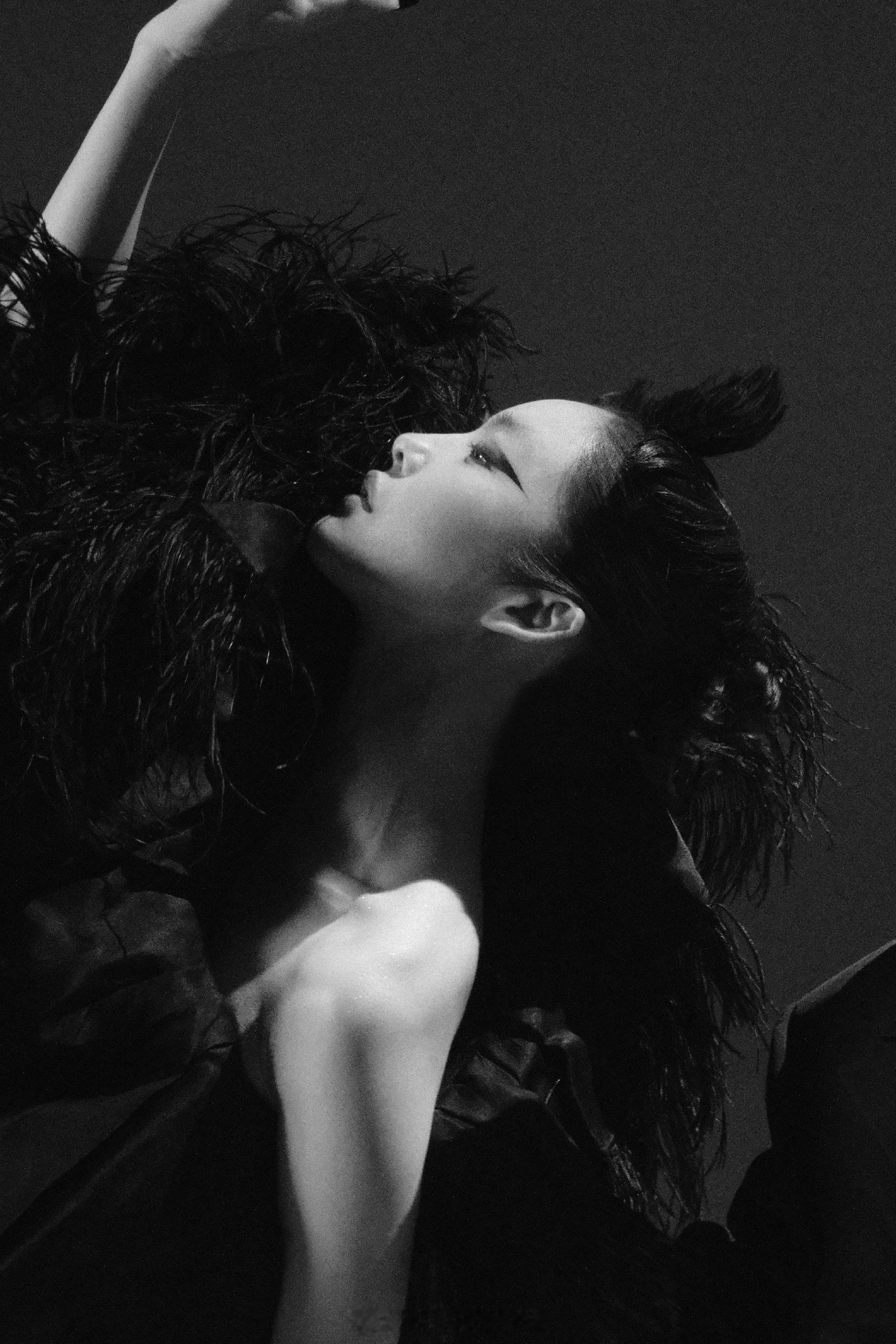 蔡文静黑天鹅眼妆大片夸张的风格 