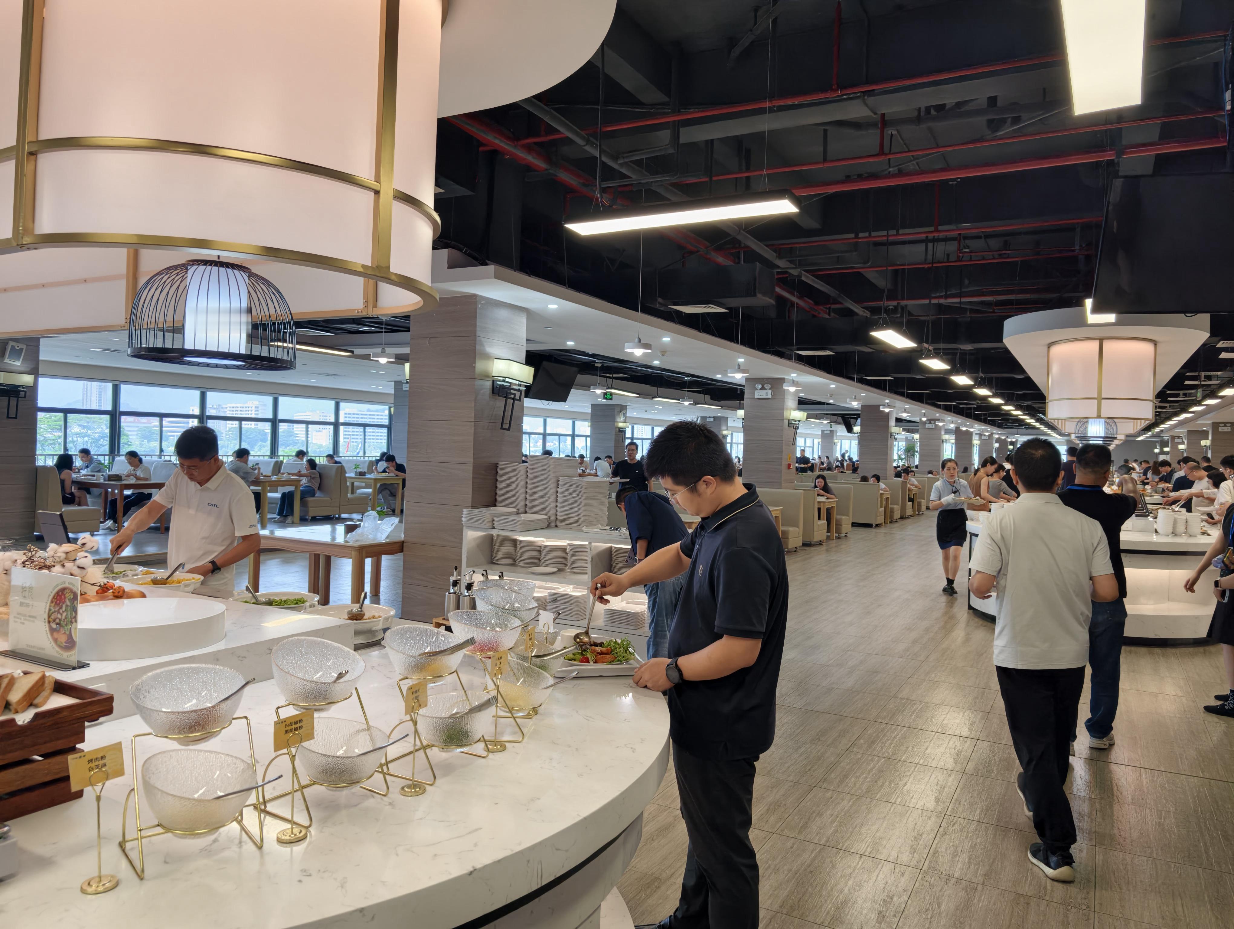 今天中午在宁德时代的经理餐厅用餐，这里是用自助餐的形式。有皮皮虾、多宝鱼，甚至还