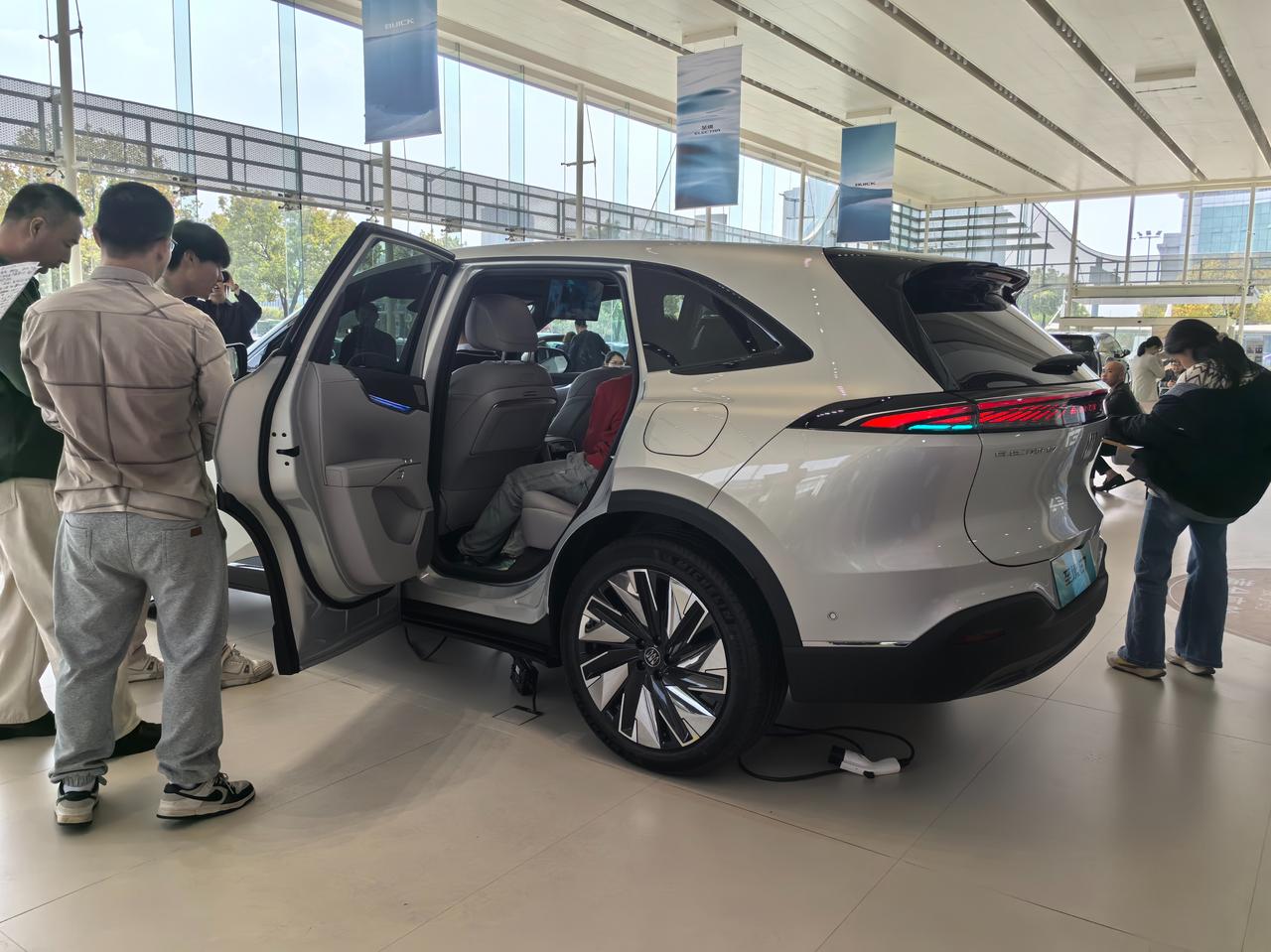 “开心快乐的人更爱探索。” 但如果孩子在车上饿着、挤着、被阳光晃眼，他就不想出门