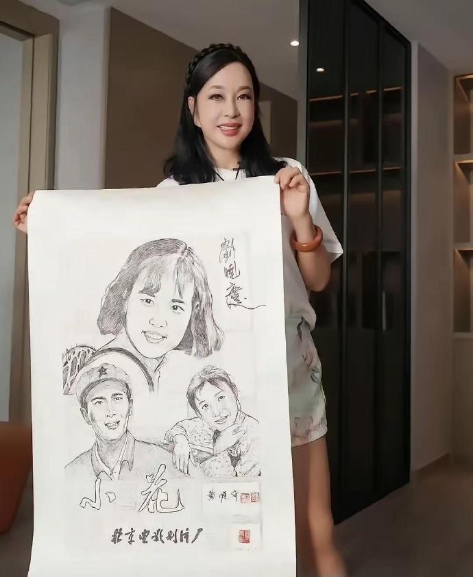 刘晓庆现在估计还活在过去的回忆里吧？
看她展示的画作，都是当年很火的电影，画的是