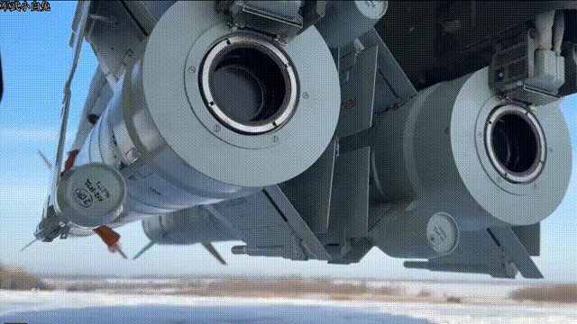 第一视角看俄军”米-28НМ“发射”Х-39“多用途导弹。
导弹采用红外热成像 