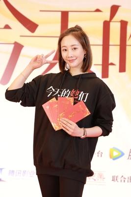 不办婚礼不拍婚纱照，李纯马頔的“极简婚姻”为何被赞“清流”？
演员李纯与民谣歌手