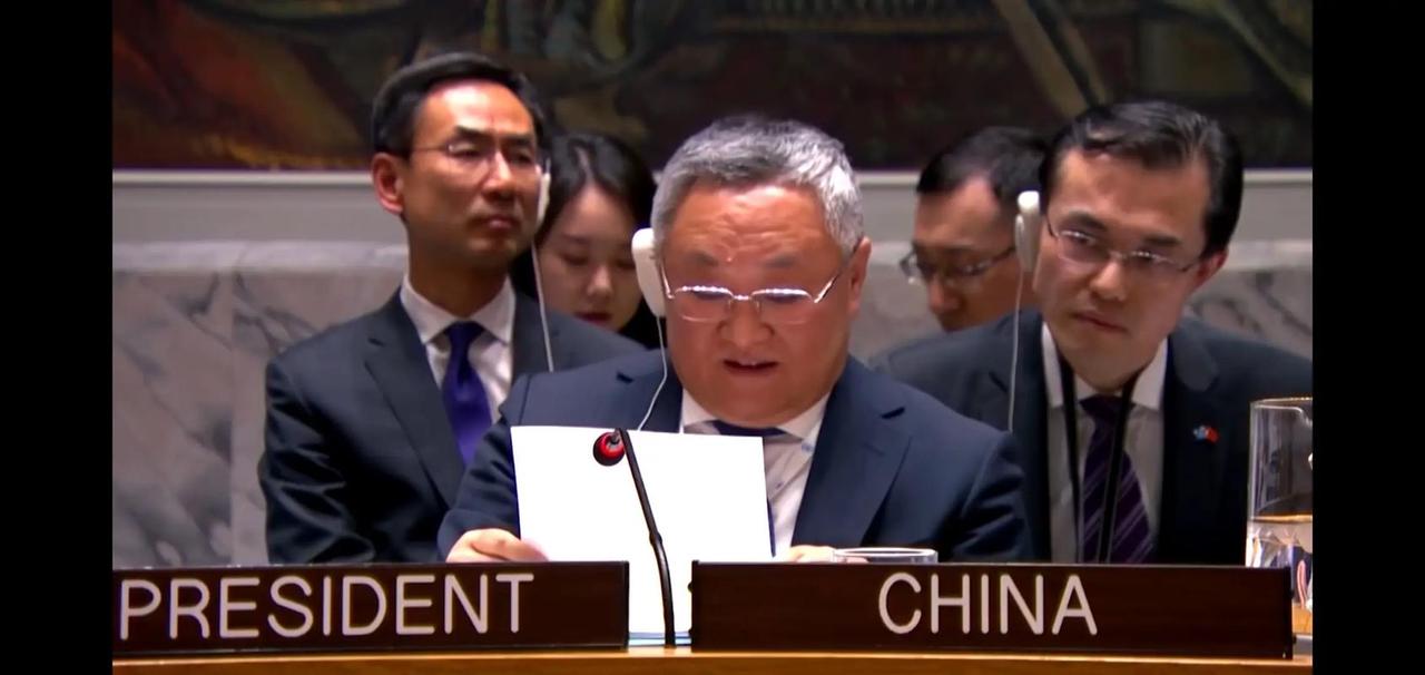 2026年6月26日，联合国总部在开纪念会。
秘书长古特雷斯站在台上讲"重振多边
