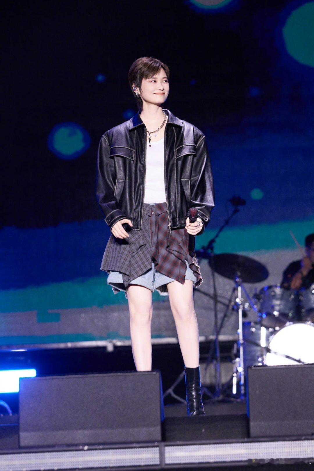 李宇春演唱会后劲太大了李宇春的含金量湖南卫视带你看演唱会 四面台360度无死角，