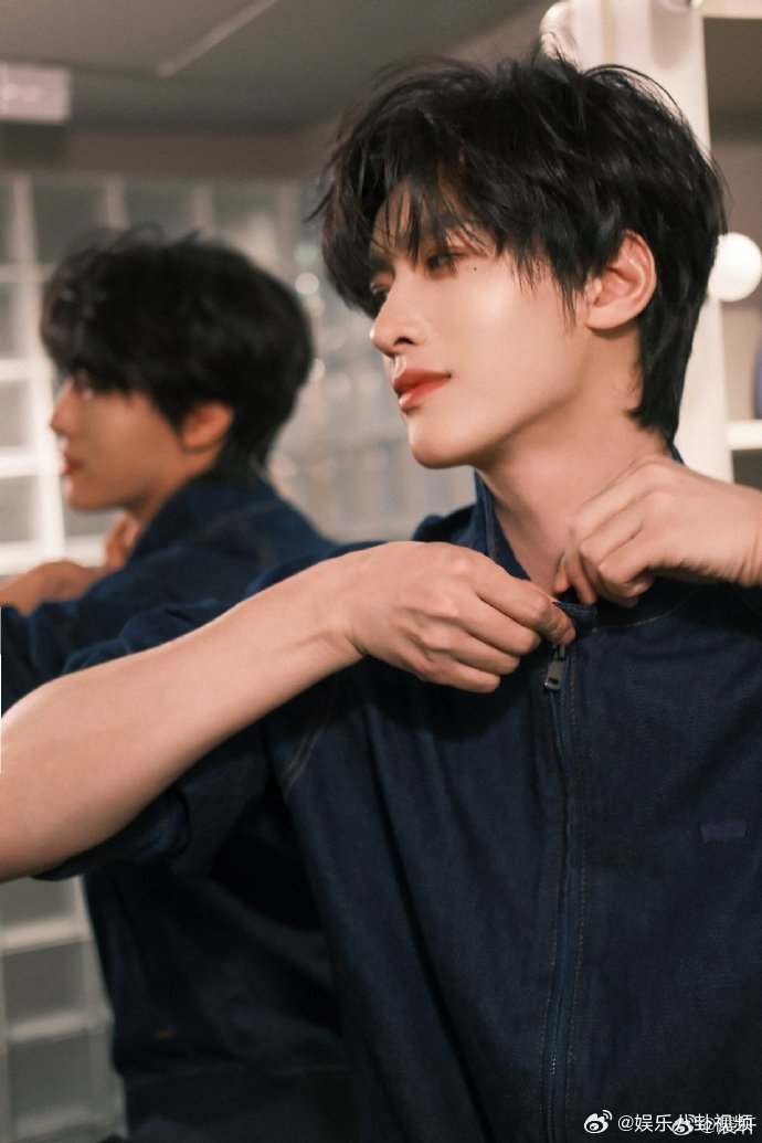 展轩说被挖掘得差不多了心门已被焊死，展轩你就是我的新晋心动选手展轩推眼镜这一下