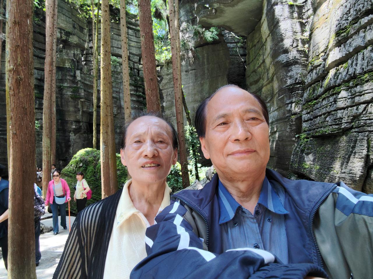 下联 青山绿水间，笑语共欢颜。下联（无忧无虑无繁脑）七老八十了，身心状况远远不如