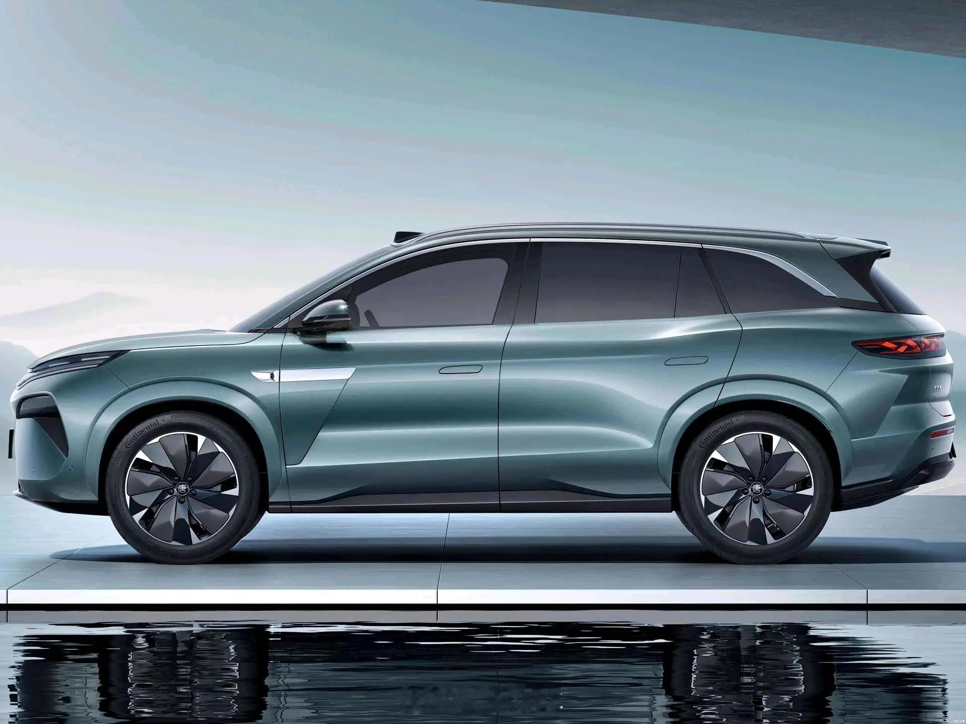 刚路上看到唐L实车，侧面和屁股相当帅，终于摆脱旧款长瘦的感觉了。就前脸感觉还是差