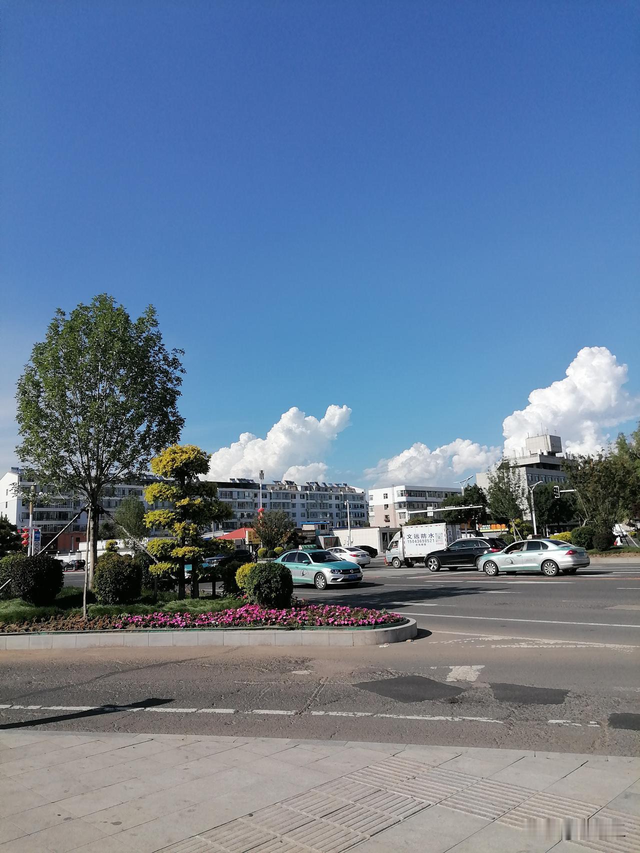 出门打车去办事，跟司机聊天。

我说：“我最近用手机玩游戏，完蛋了，完全控制不了