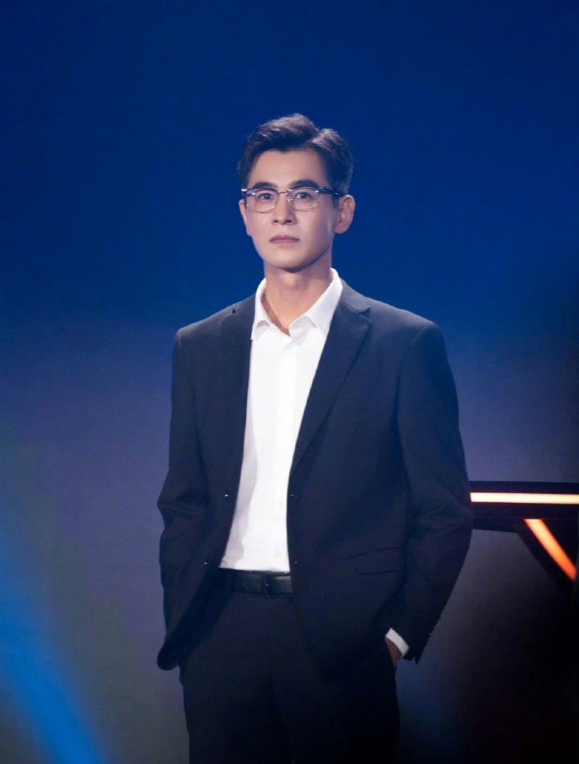 哇塞，乔振宇在异人之下联欢会的造型也太帅了吧！薄肌力量感的身材谁不馋呀🤤！一身