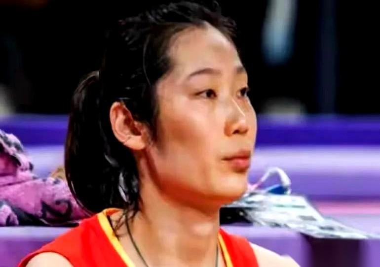 朱婷第三局直接坐场下了。
懂球的一看这画面，心里就有数了。
啥意思？
意思就是这