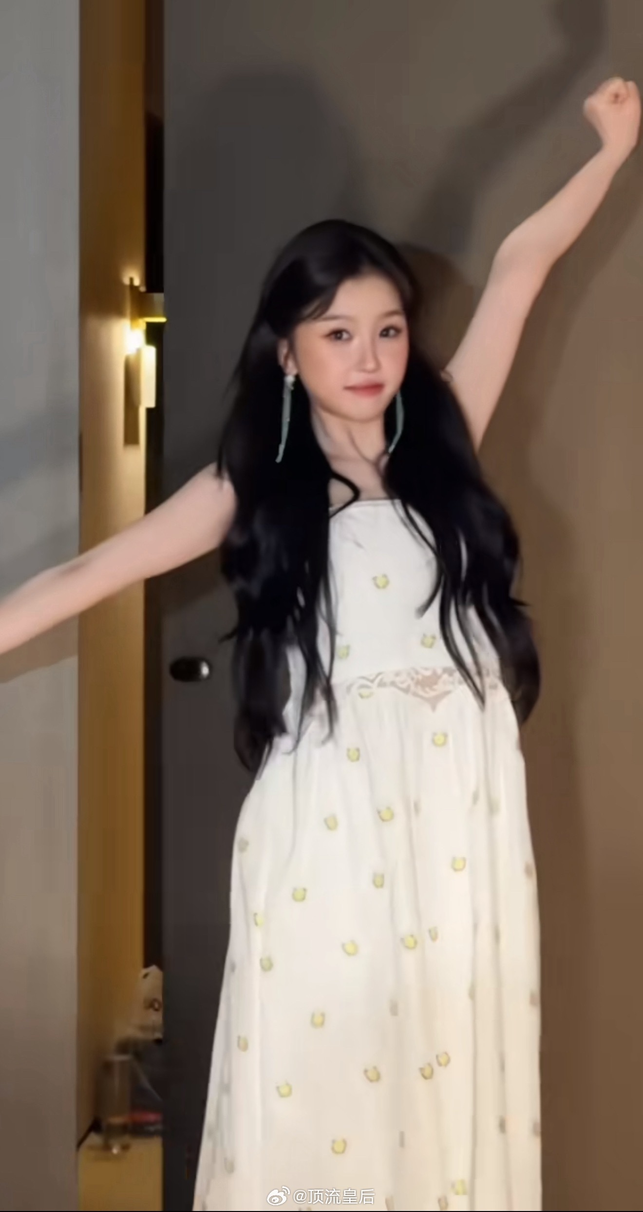 虞书欣是不是忘了开美颜滤镜？ 