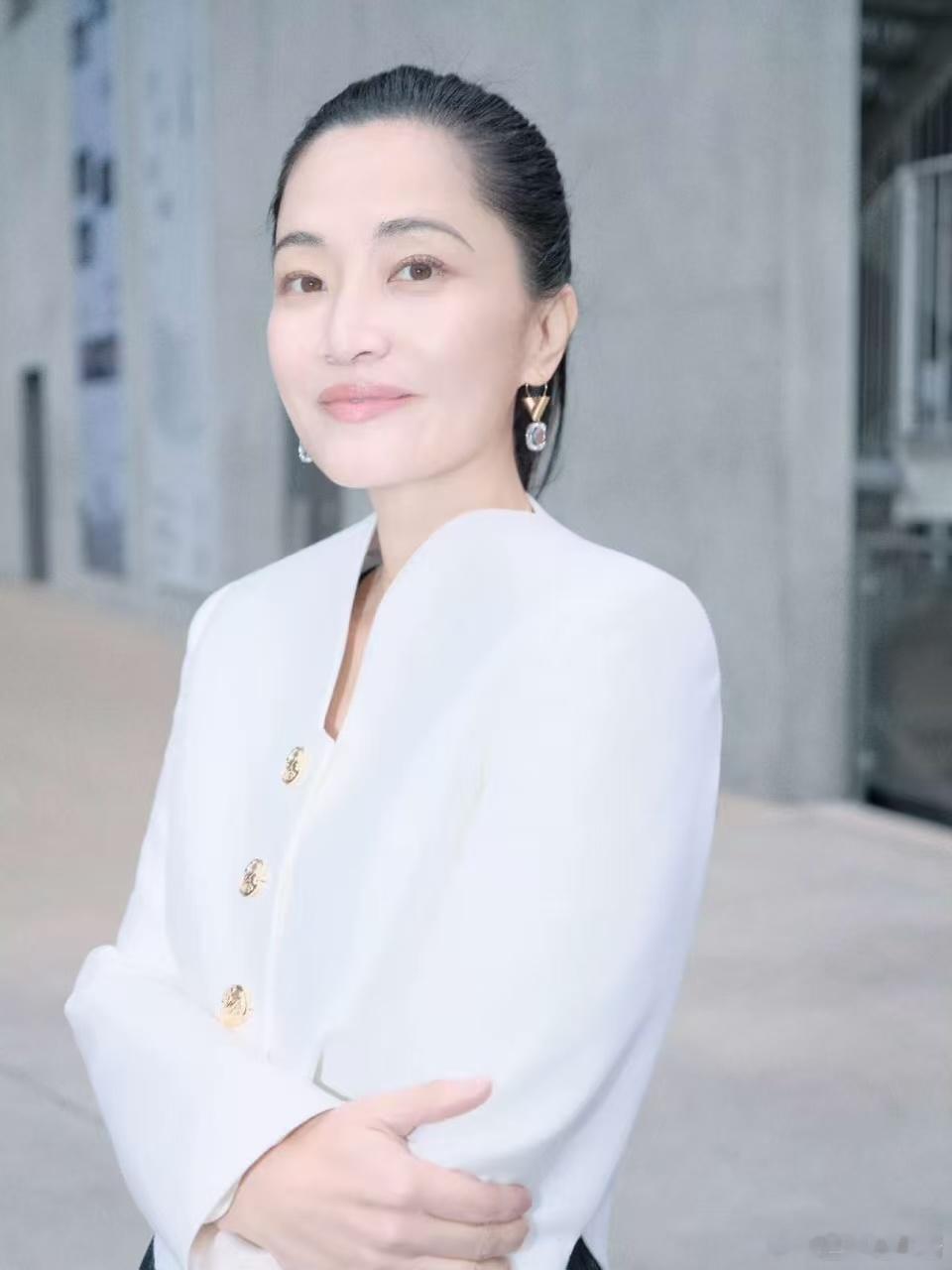 张泉灵快把郭柯宇说哭了  郭柯宇就像是银幕上的白月光，既知性又充满魅力。她的演技