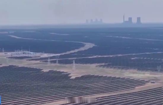 【填补技术空白！中国首个沙戈荒光伏实证基地投用】据媒体报道，我国首个针对沙漠、戈