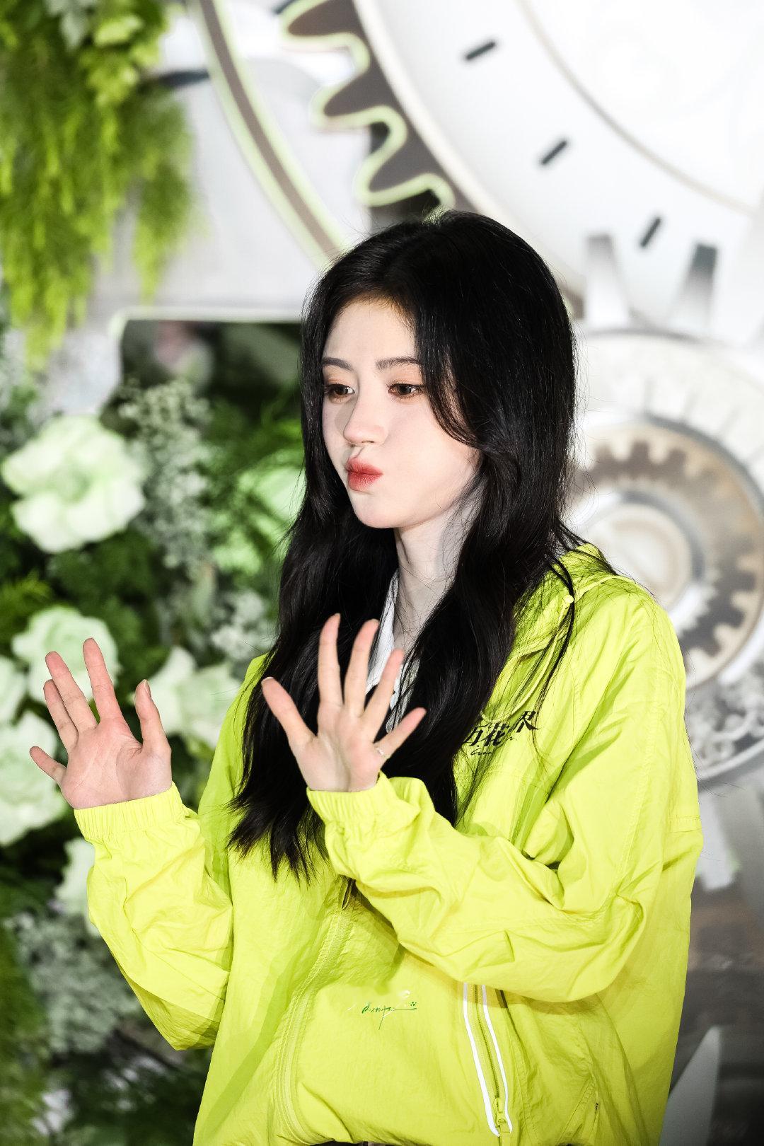 jjy鞠婧祎千香 jjy鞠婧祎姜黎非 “玫瑰之所以是玫瑰，是风与光的眷顾，更是视