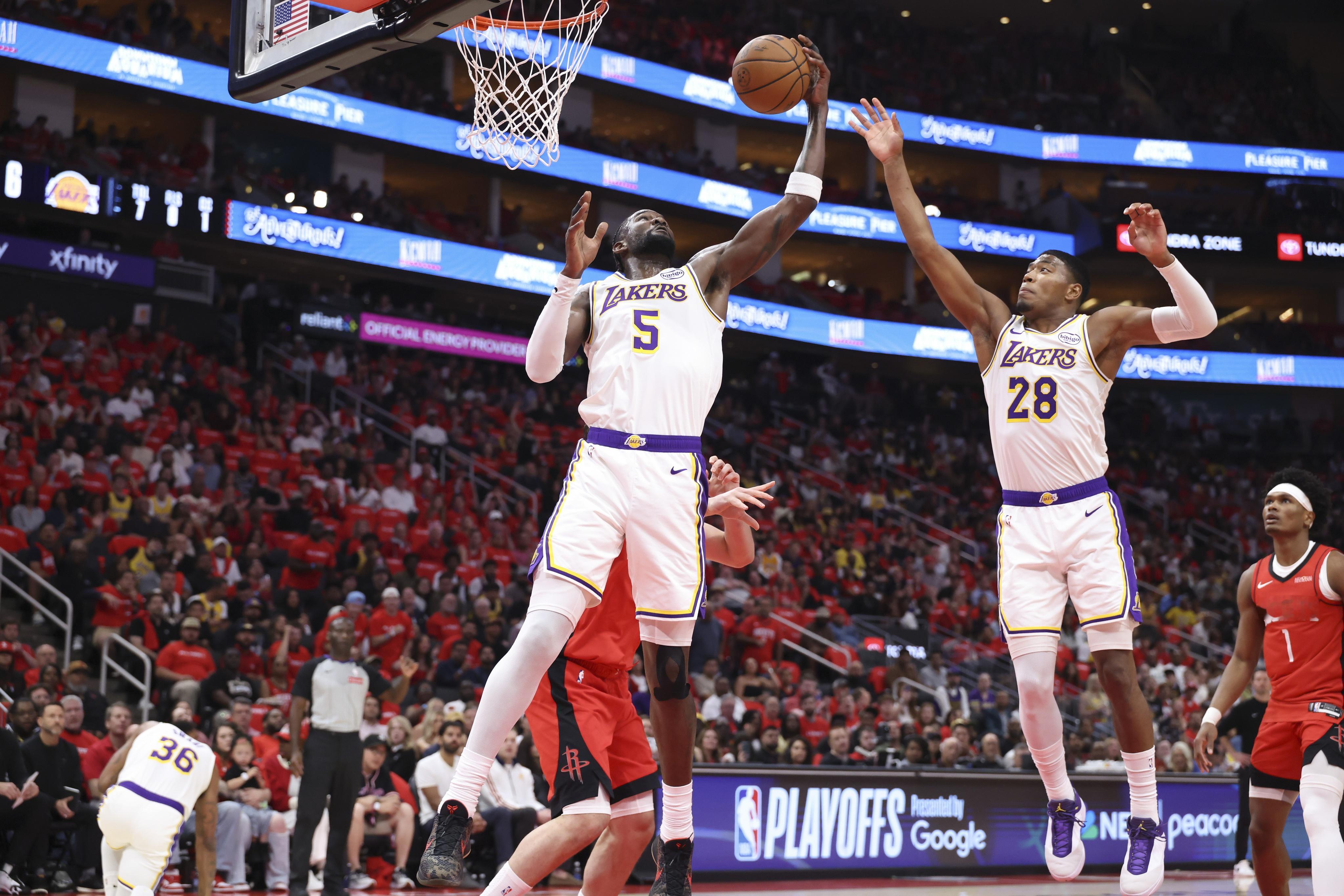 半场9中7，15分8板。艾顿的表现非常棒。湖人从观感上都不像只落后9分，是艾顿让