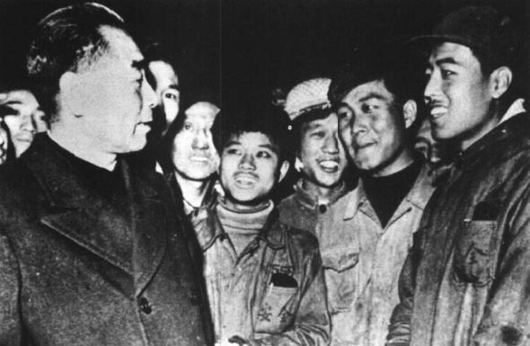 1958年10月16日，周恩来视察北京钢厂时，与青年工人亲切交谈。