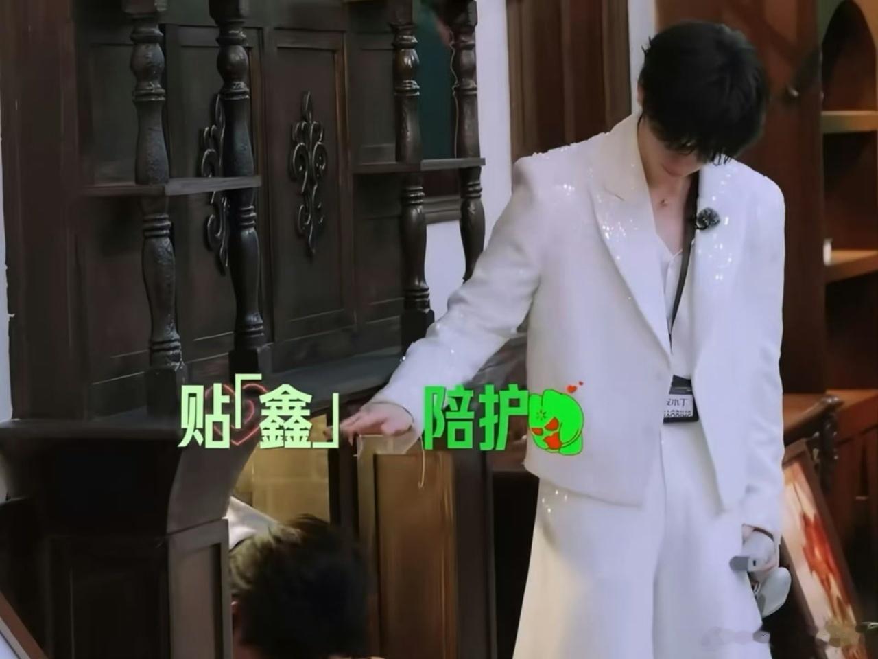 丁程鑫用手挡壁炉丁程鑫帮开推团挡头 小丁自己安全出来，转身就用手护住壁炉边缘。他