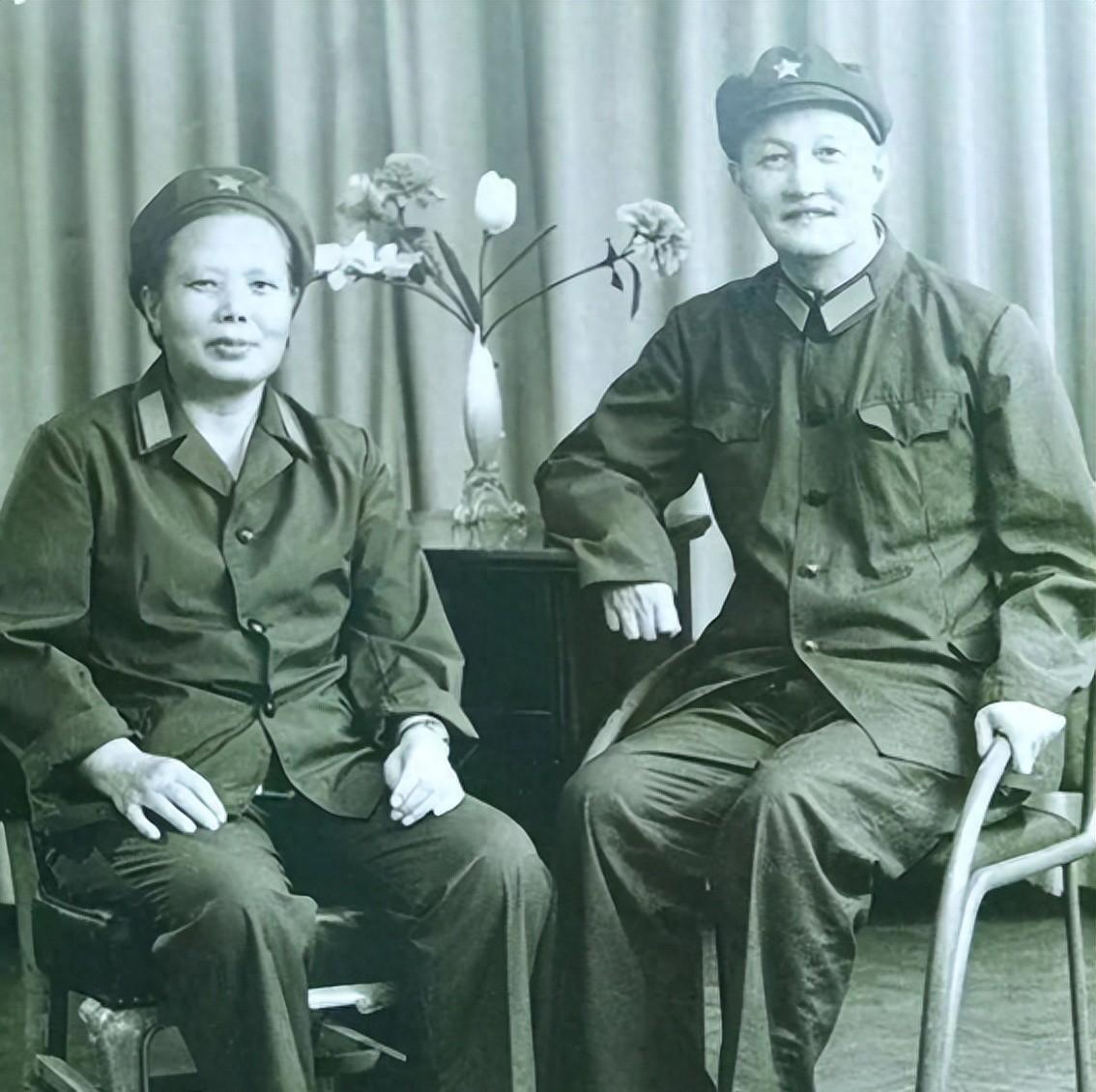 1951年洪学智的妻子四处寻找失踪女儿多年，偶然到老乡家借宿时，老乡惊讶地说：你