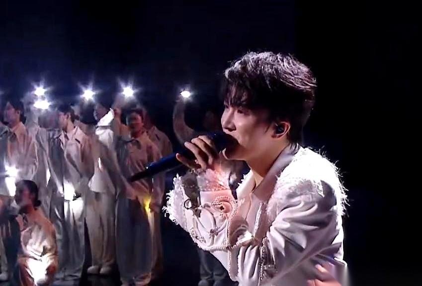 周深拿了微博之夜那个“最具影响力歌手”的奖杯。
灯光打下来，他握着话筒，全场都以