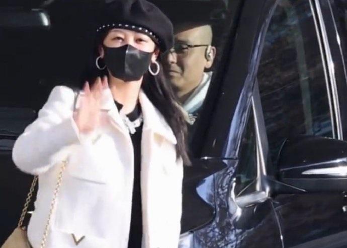 近日杨紫现身上海，她这回搭配的很有高级感，看上去年轻又靓丽，气质特别的出众。
