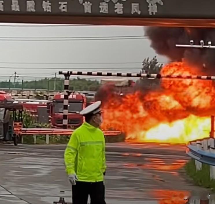 载有33吨柴油罐车侧翻，柴油大量泄漏并引发大火。7月15日，河南鹤壁淇县一辆油罐