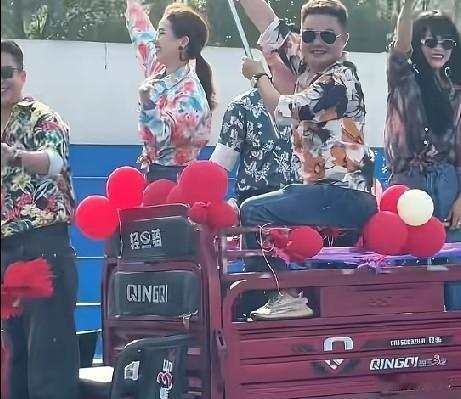 9月24日，长沙长郡双语白石湖实验中学运动会上，家长代表团们身穿花衬衫，牛仔裤，