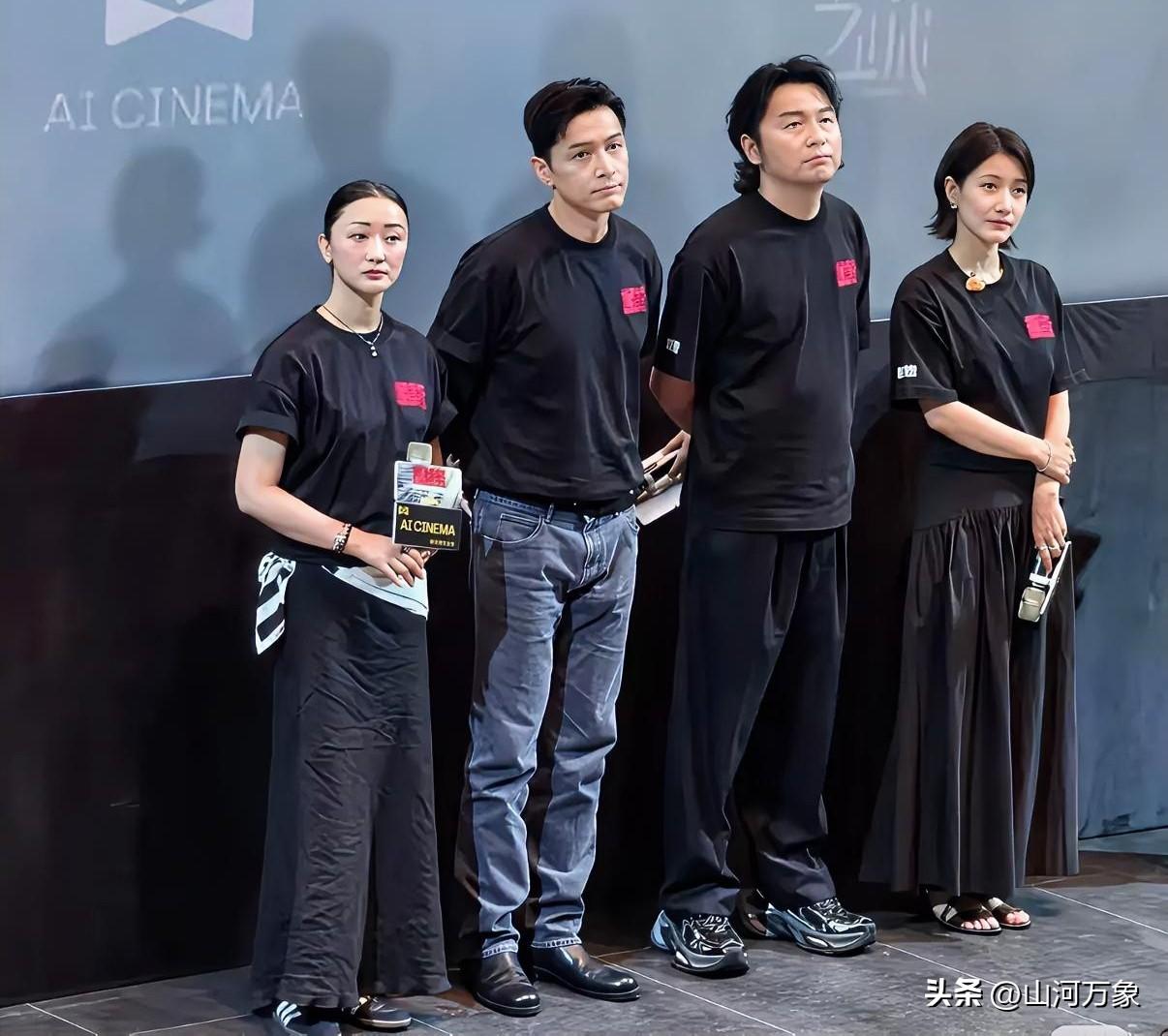 《抓特务》四位主创都紧闭嘴巴不说话，一脸严肃。韩红老师和冯小刚导演这次宣传没有站