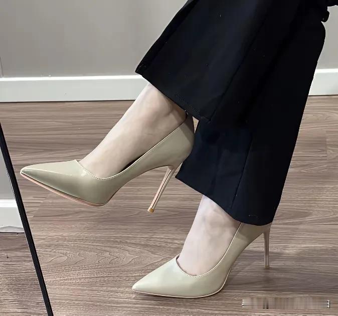 高跟鞋的鞋跟形状也是重要的，细跟精致小巧性感迷人，粗跟稳当走路不累。
不论高跟鞋