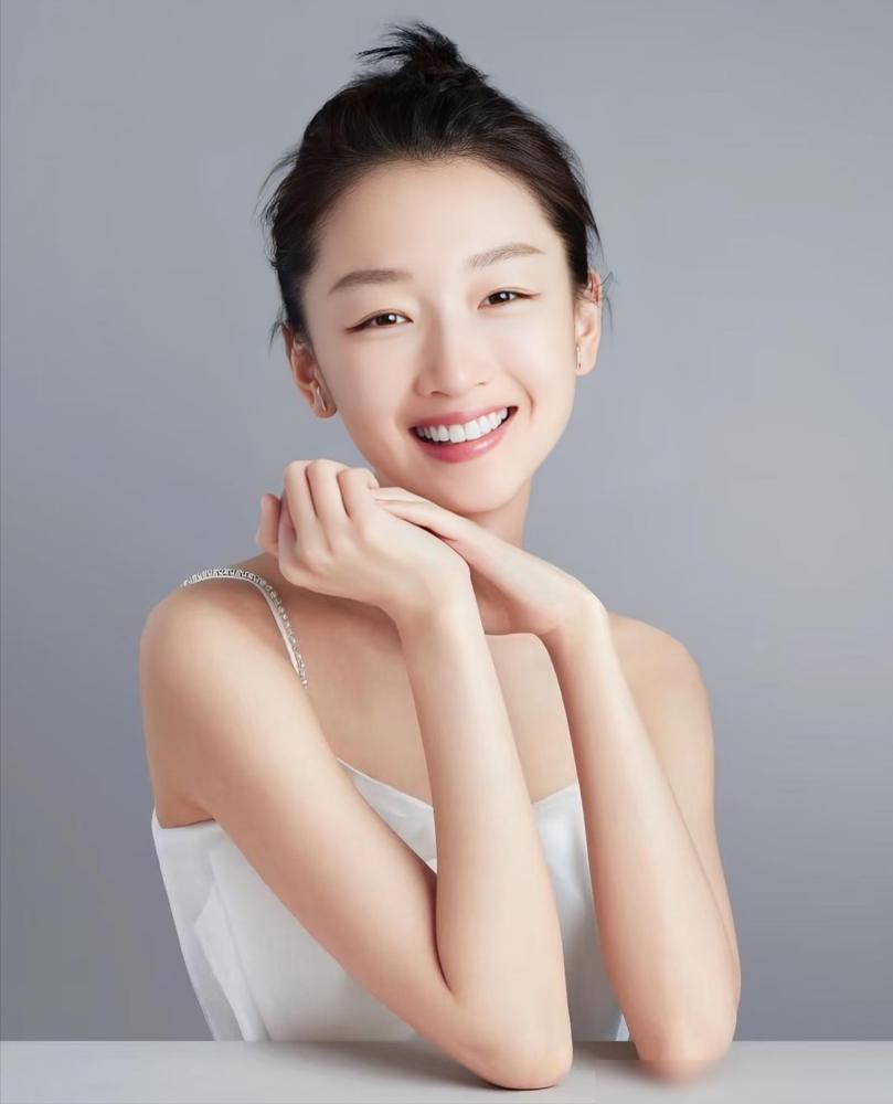 三金影后周冬雨，片酬从千万跌到了300万。
真不是空穴来风。网友扒了扒，她这两