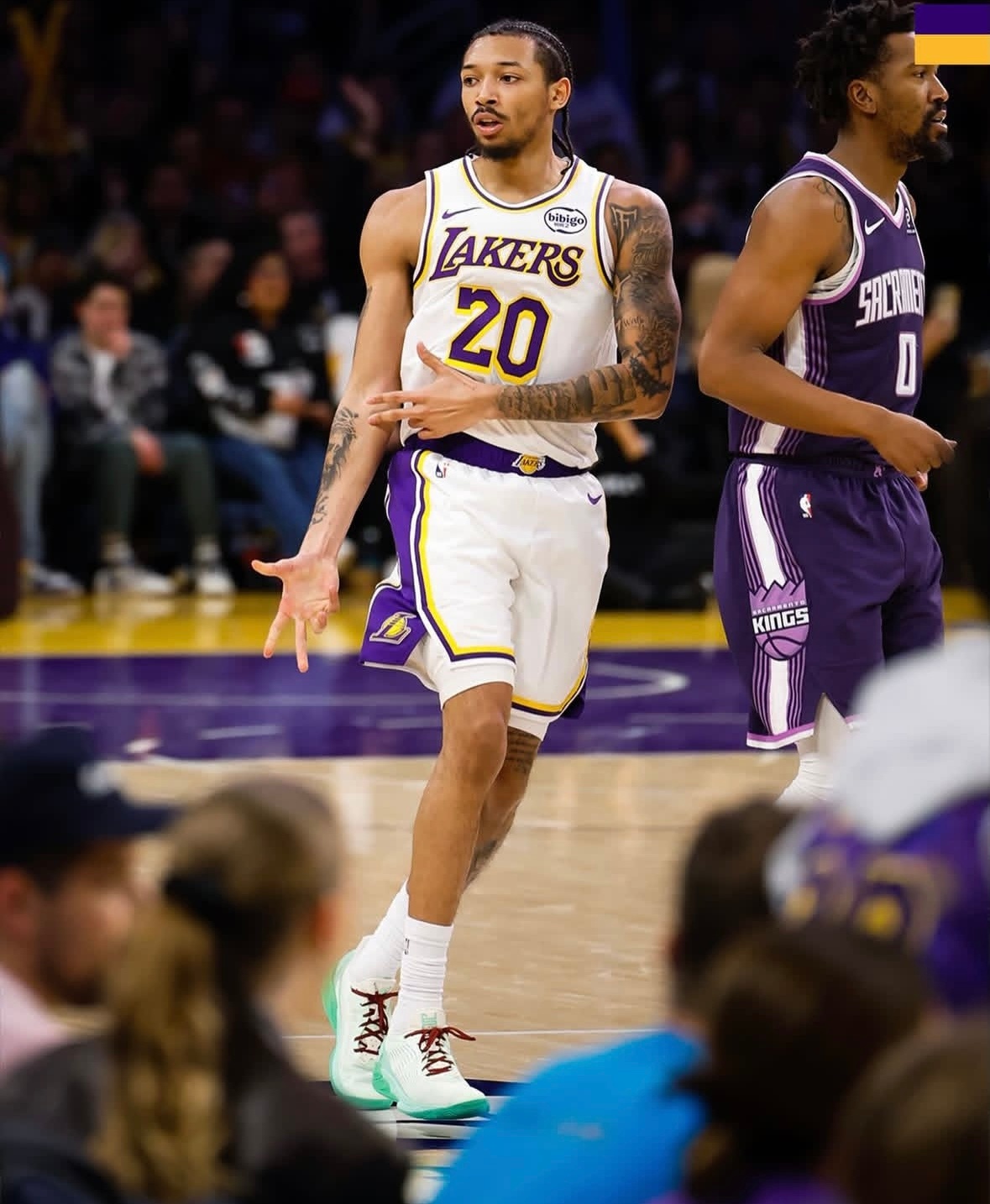 雷迪克谈及尼克-史密斯时表示：“今晚之前，他已经帮球队拿下两场胜利了。而今晚的胜