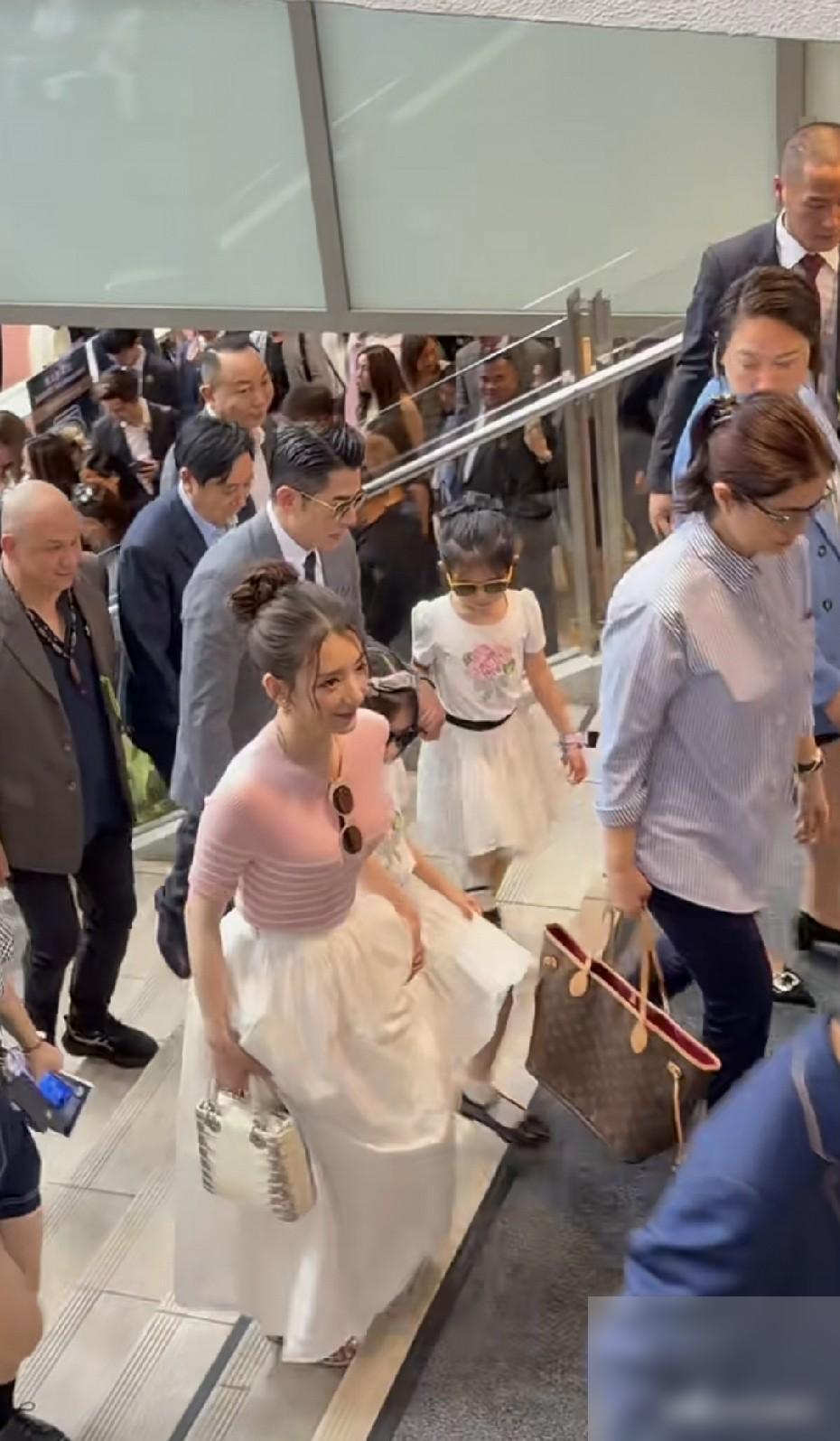 郭富城一家现身马场，老婆方媛被议论身高状态，穿着高跟鞋也被拿来反复比较。说实话，