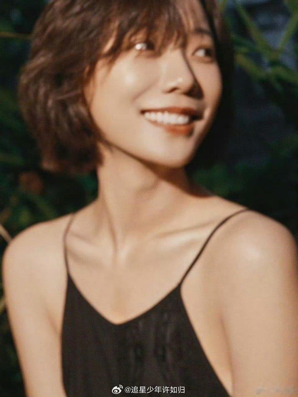 王珞丹这背不拔罐可惜了 谁能拒绝这魅力？王珞丹穿吊带裙奔跑时背线吸睛，回头一笑超