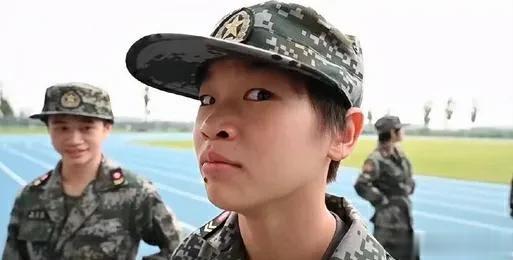 兵妹妹全红婵来咯，叠豆腐块被子，教官连连称赞。
为了更好备战杭州亚运会，中国跳水