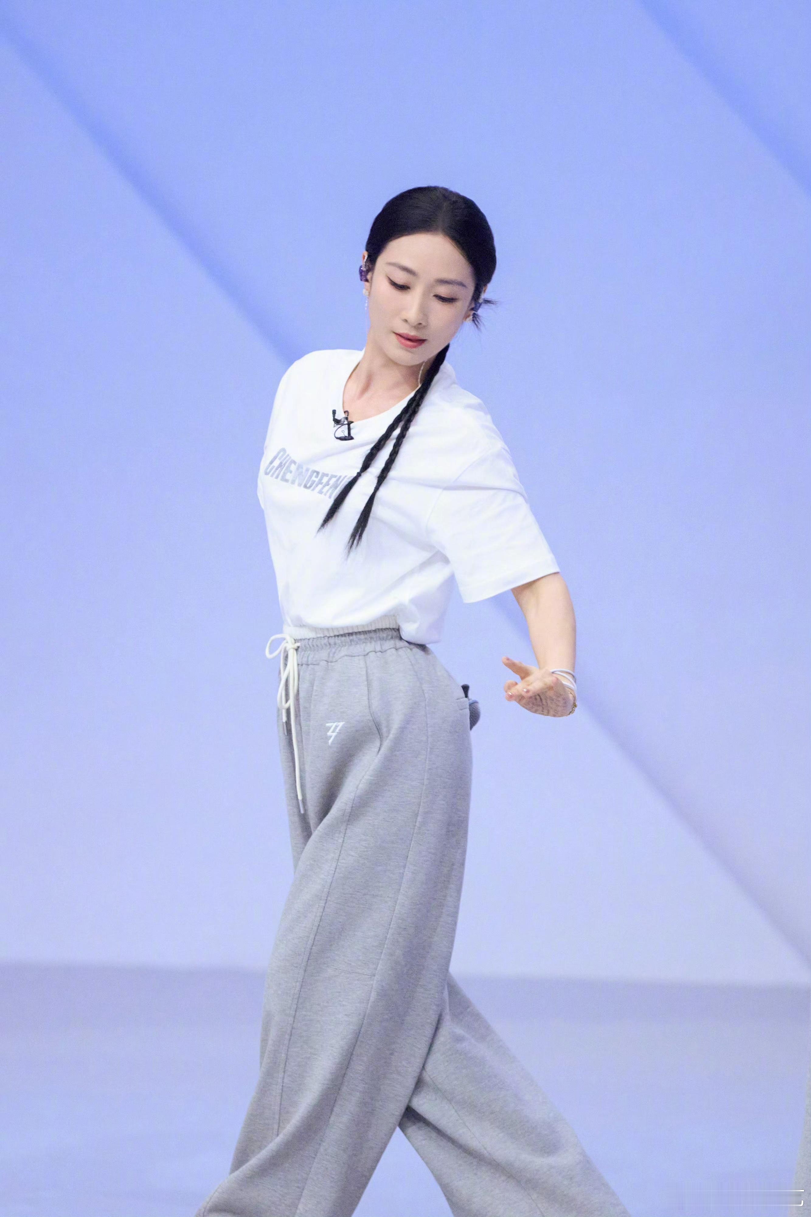 安小鸟是来乘风破浪的 舞台有终点，但热爱永无止境。鼓足勇气踏浪而来，不惧竞争、不